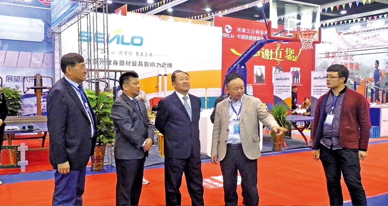體博會期間公司總經理李榮海陪同新疆體育局領導參觀